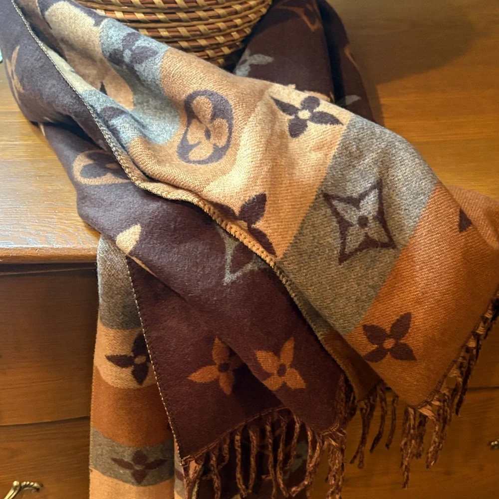 Louis Vuitton scarf - Picture 3 of 9